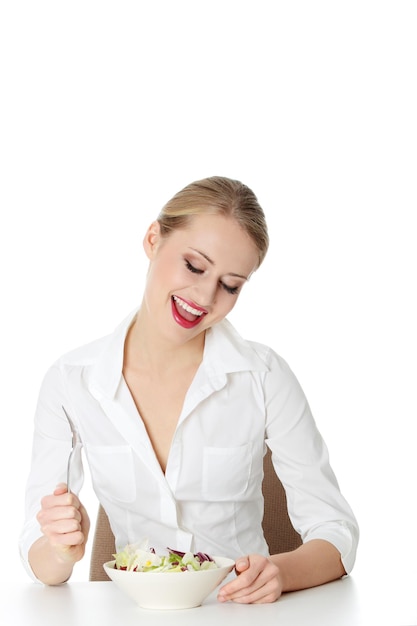 Uśmiechnięta osoba jedząca